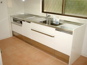 （３）新規キッチン/床はタイル仕上げです。
