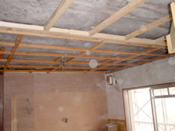 天井・間仕切り壁も解体しての工事です。