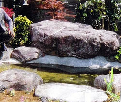石組みを使った池